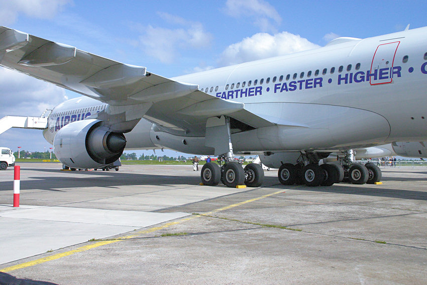 Airbus A340-600 - Triebwerk und Fahrwerk des Flugzeugs