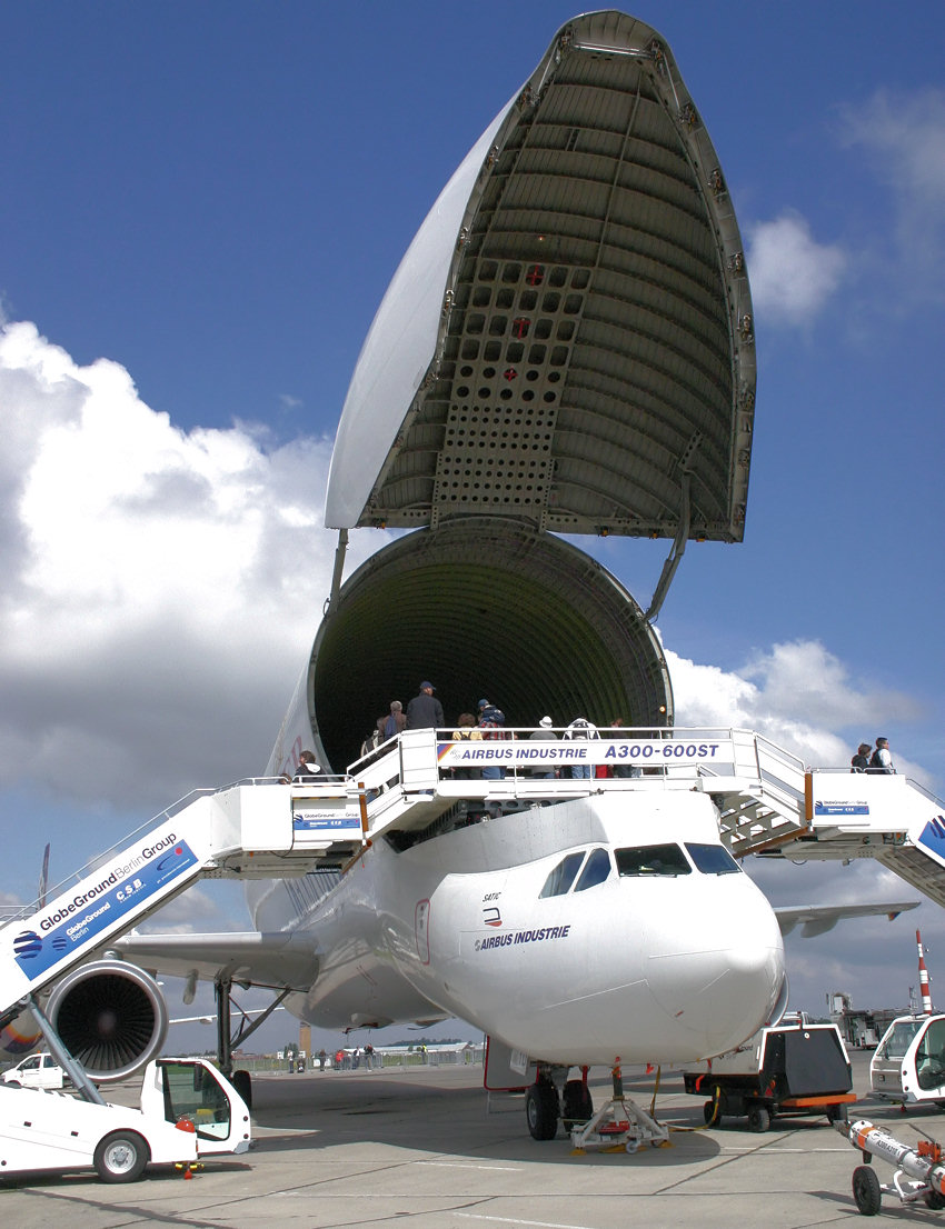Airbus A300-600 ST Beluga: mit geöffneter Bugklappe