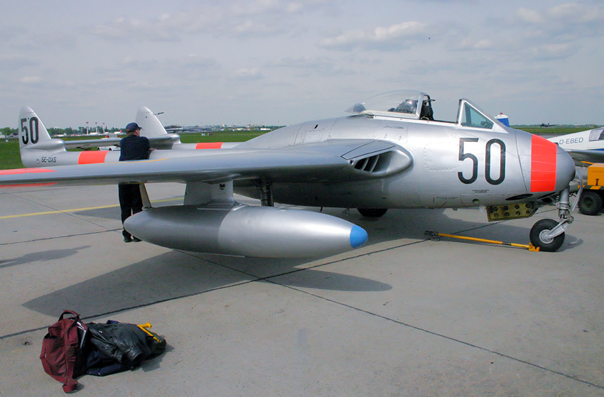 De Havilland DH 100 "Vampire": gondelförmiger Rumpf und doppelte Leitwerksträger