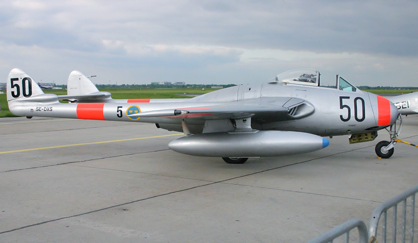 De Havilland DH 100 Vampire: gondelförmiger Rumpf und doppelte Leitwerksträger