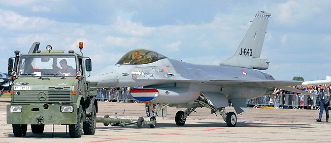 F-16 Fighting Falcon - Lockheed Martin