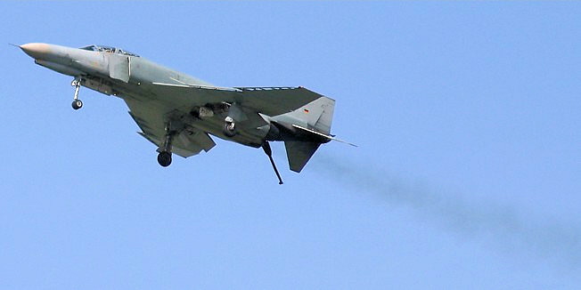 F-4F Phantom II - Mc Donnell Douglas: Langsamflug mit ausgefahrenen Fanghaken