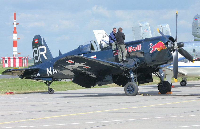 Chance Vought F4U-4 Corsair: schweres Jagdflugzeug mit einem Propeller von 4 Meter Durchmesser
