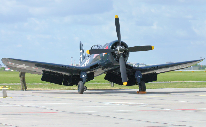 Chance Vought F4U-4 “Corsair”: schweres Jagdflugzeug mit Propeller von 4 Meter Durchmesser