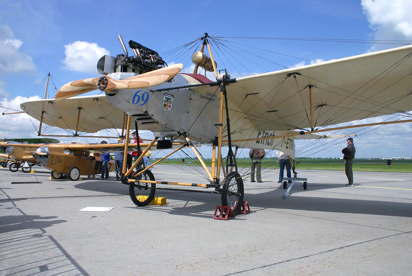 Etrich Taube D II: Die Tragflächenform des Flugzeugs erinnert an Vogelschwingen