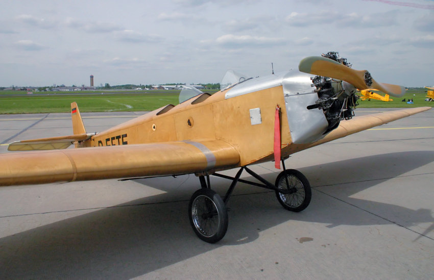 Klemm L 25:  das älteste zugelassene Flugzeug in Deutschland von 1929 wurde aus Holz gebaut