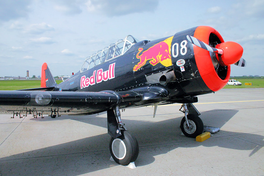 North American T-6 Texan: Diese Maschine gehört zur Kunstflugstaffel von Red Bull