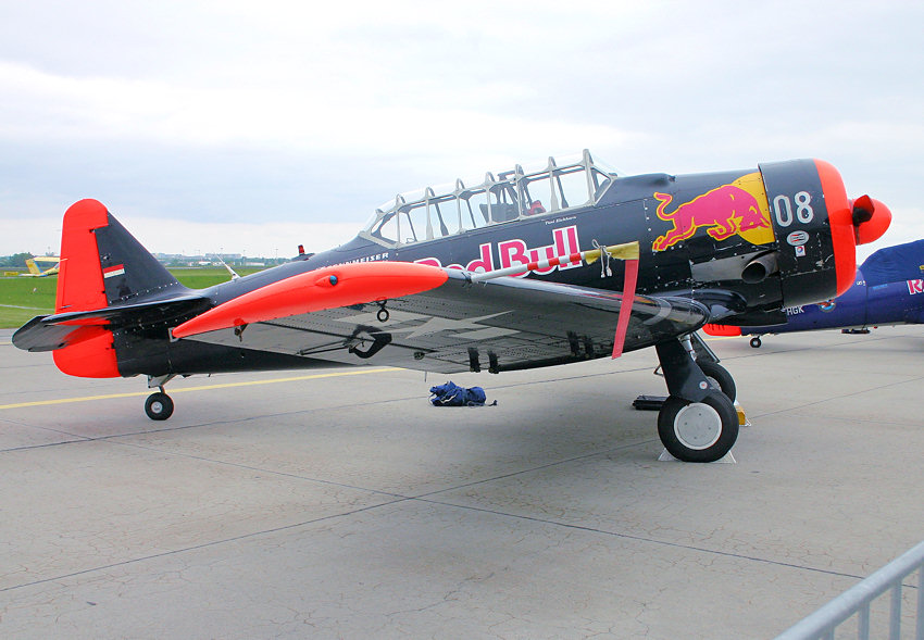 North American T-6 Harvard : Das Trainingsflugzeug gehört zur Kunstflugstaffel von Red Bull