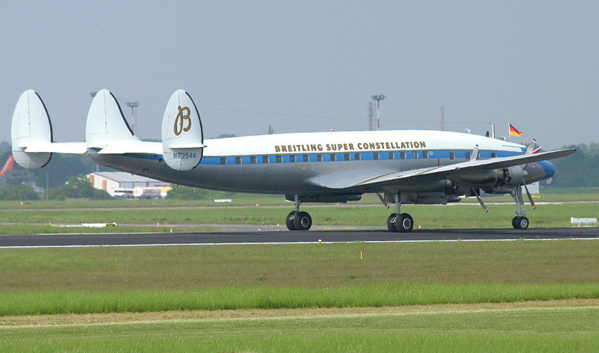 Lockheed L-1049 Super Constellation: Da das Flugzeug mit einem einzelnen großen Leitwerk nicht in die Hangars der TWA passte, wurde das charakteristische dreiteilige Heck der “Connie” mit dem 3-teiligen Leitwerk entworfen.