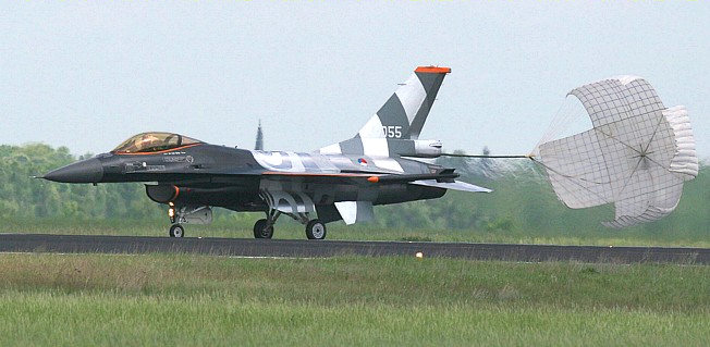 F-16 Fighting Falcon - Lockheed Martin