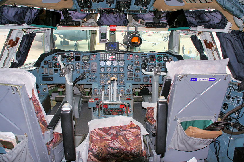 ILYUSHIN IL-76 - Cockpit