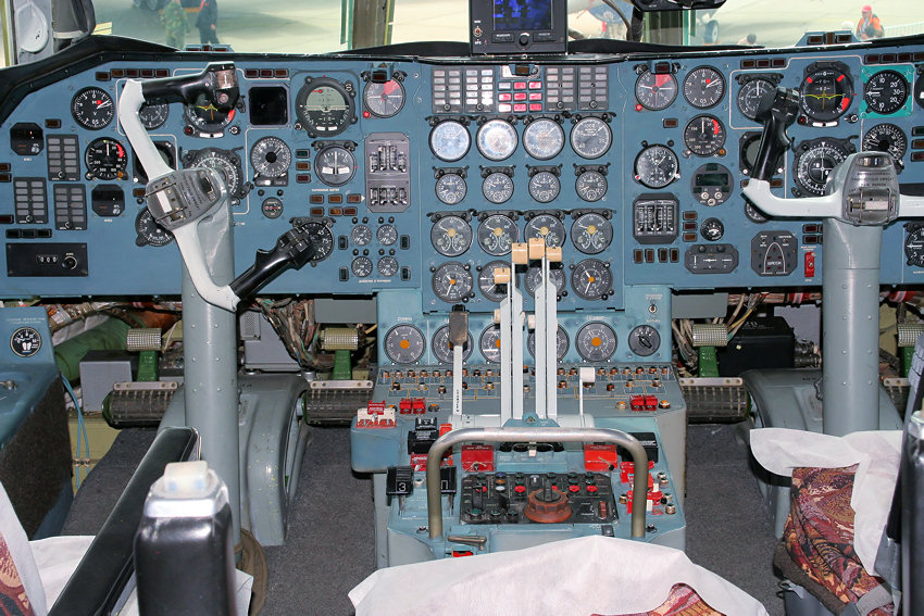 ILYUSHIN IL-76 - Cockpitdetail