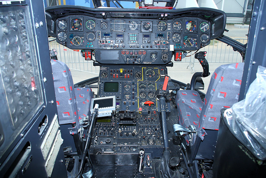 Aerospatiale SA 330 Puma - Cockpit