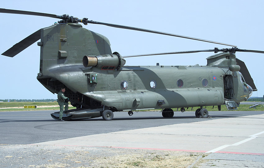 CH-47 Chinook: zweimotoriger Transporthubschrauber mit Tandem-Rotoranordnung