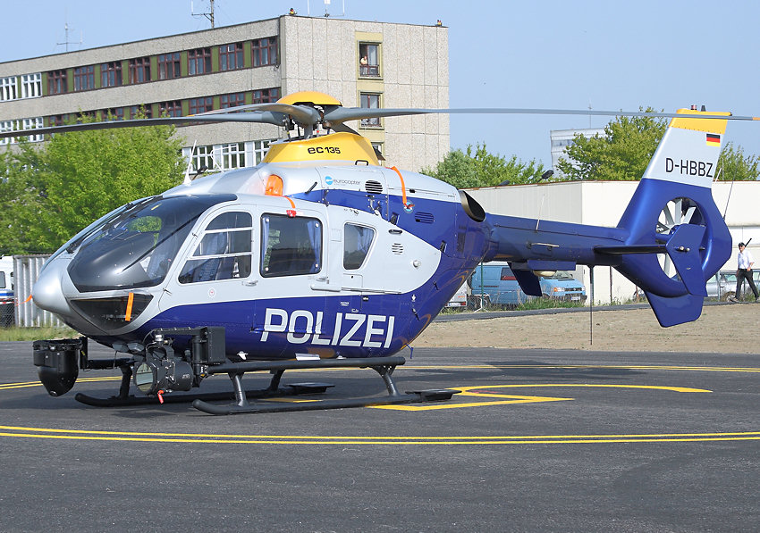 Eurocopter EC 135: zweimotoriger Hubschrauber der Polizei mit Wärmebildkamera und Suchscheinwerfer