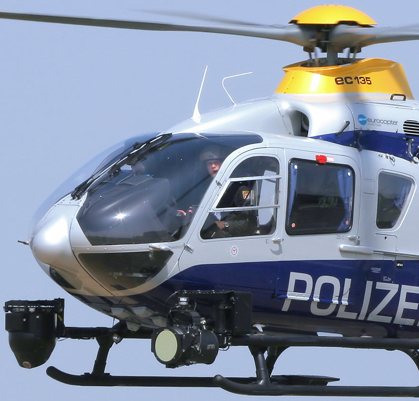 Eurocopter EC 135: Polizeihubschrauber mit Wärmebildkamera und Suchscheinwerfer