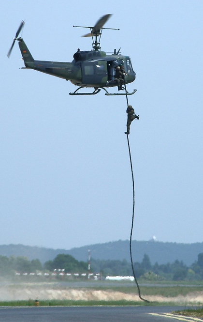 Bell UH-1 Iroquois - Abseilen