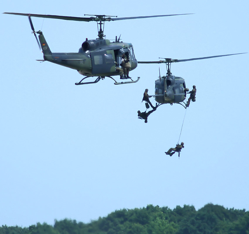 Bell UH-1 Iroquois - Abseilen der Soldaten