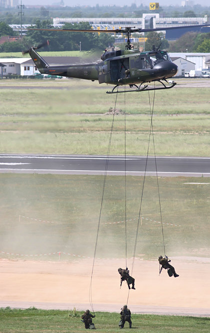 Bell UH-1 Iroquois - Abseilung der Soldaten
