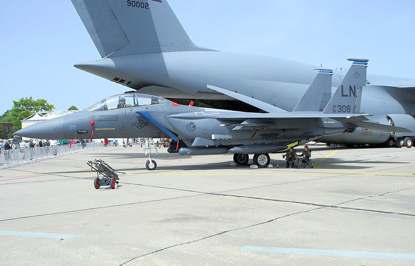 McDonnell Douglas F-15E Strike Eagle: Das Kampfflugzeug ist geeignet für Luft-Luft und Luft-Boden-Einsätze