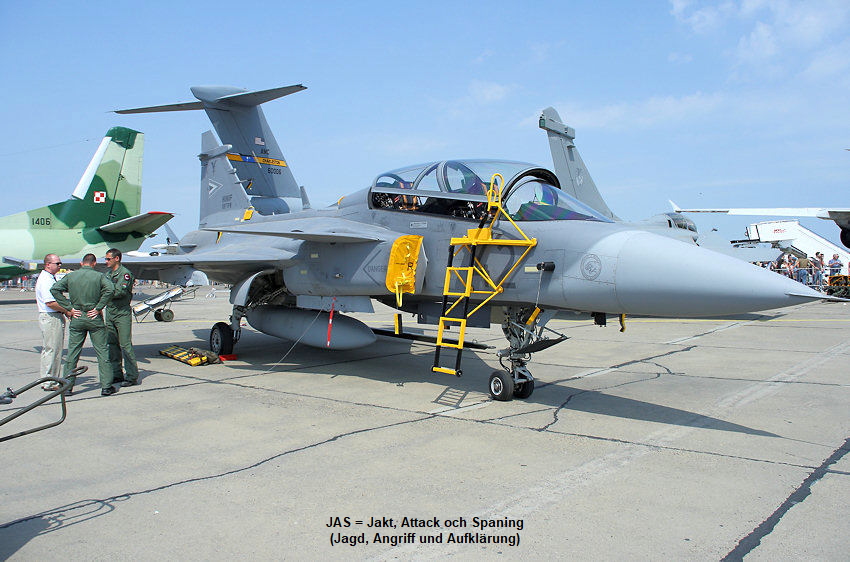 Die Saab JAS-39 Gripen ist ein schwedisches Mehrzweckkampfflugzeug mit Deltaflügeln.