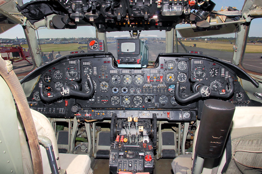 Antonow AN-26 - Cockpit