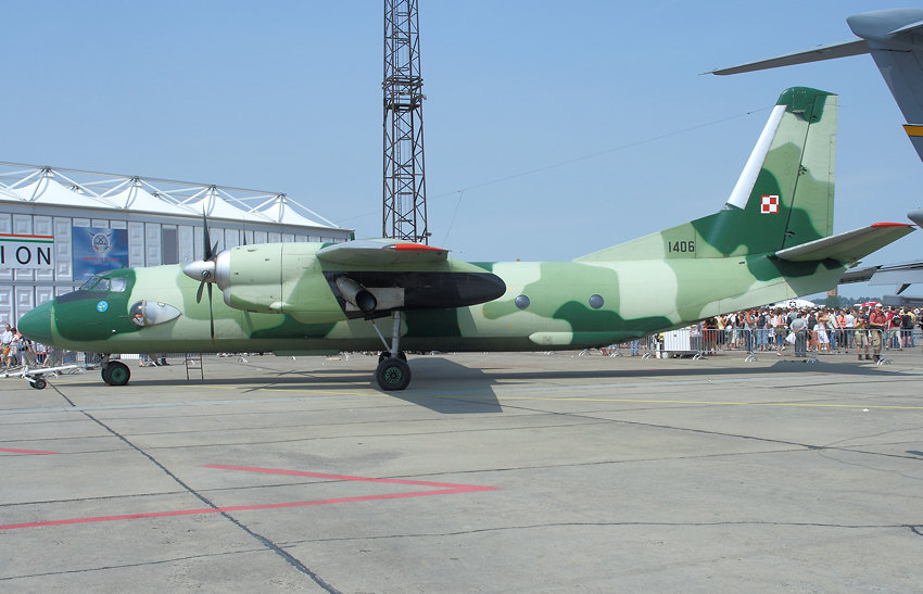 Antonow AN-26 - Im Jahr 1964 begann Antonow mit dem Entwurf des militärisches Transportflugzeug An-26 auf Grundlage der An-24T bzw. An-24RT