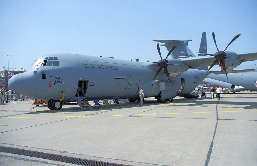 Lockheed C-130 Hercules: Transportflugzeug  der U.S. Air Force für Mittel- und Langstrecken