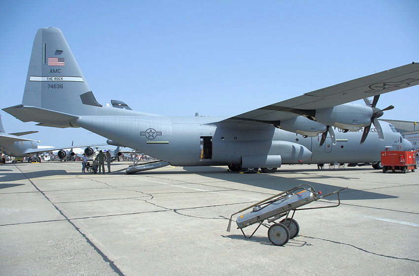 Lockheed C-130 Hercules: Transportflugzeug  der USAF für Mittel- und Langstrecken