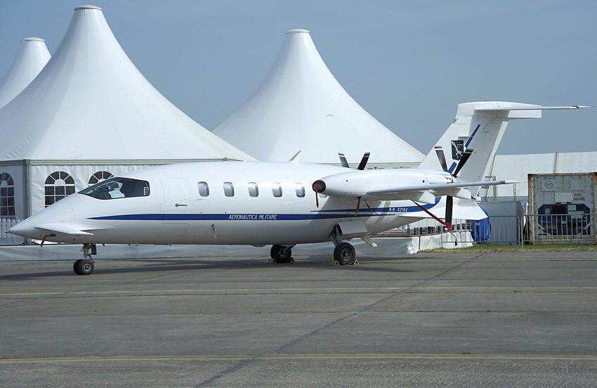 Piaggio P 180 Avanti: Flugzeug mit Schubpropeller und Frontflügel