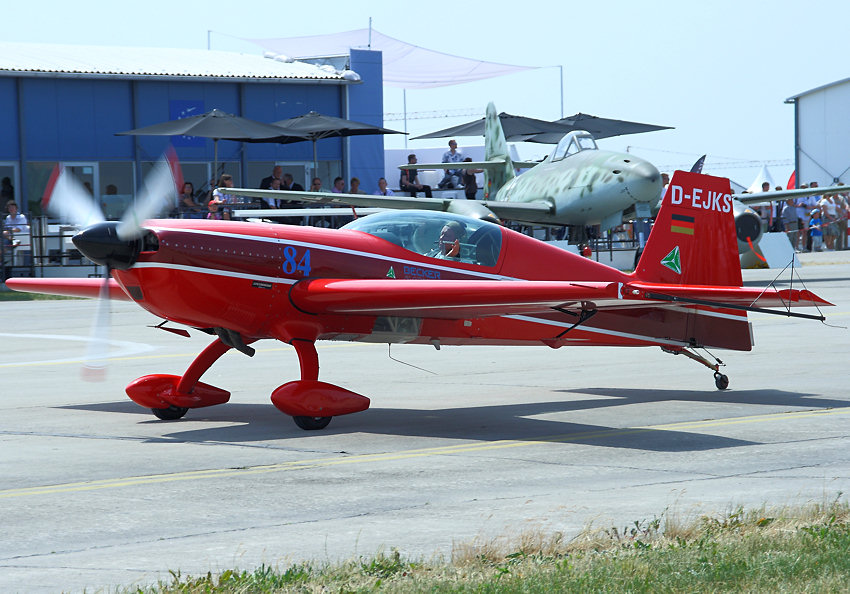 EXTRA 300S: Flug des ehemaligen Weltmeisters Klaus Schrodt aus Berlin