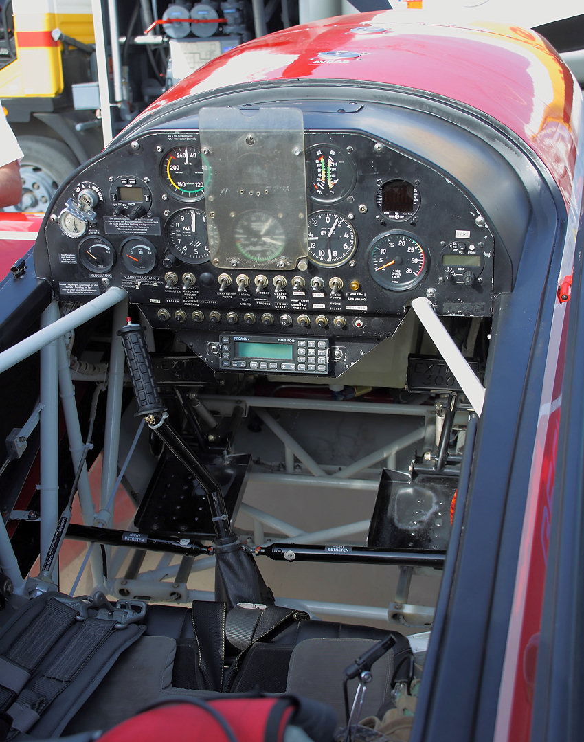 Extra EA 300 LP: Cockpit