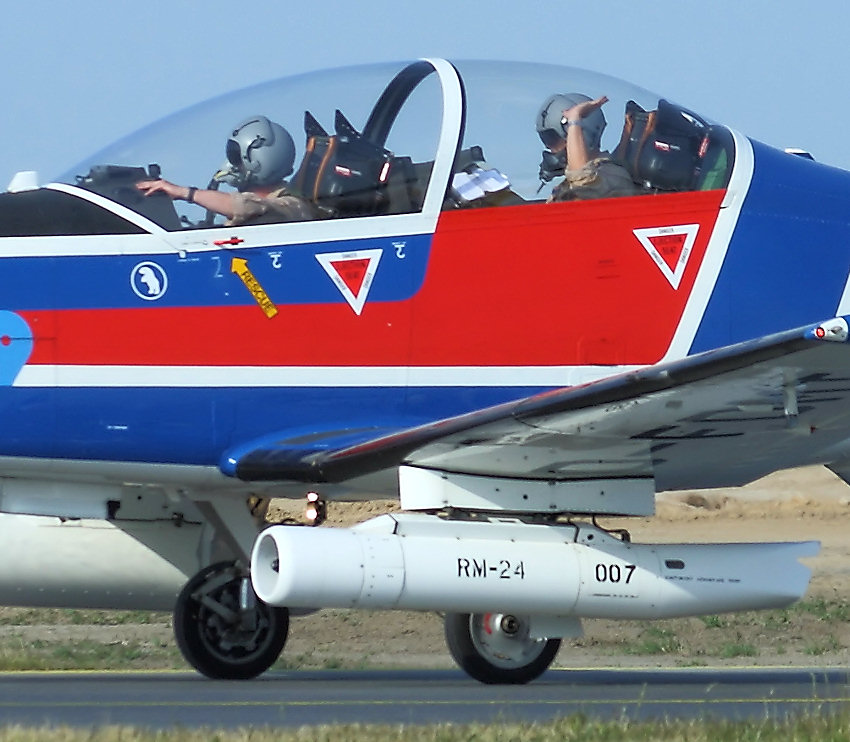 Pilatus PC-9: Schweizer Trainingsflugzeug und Schleppflugzeug für Zielschießung