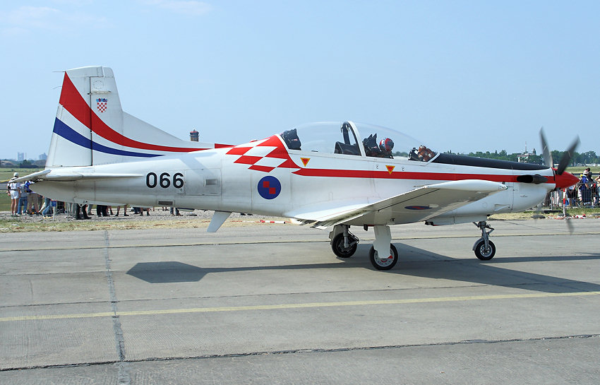 PC-9: kroatische Kunstflugstaffel fliegt zweisitzige Schulflugzeuge mit Turboprop