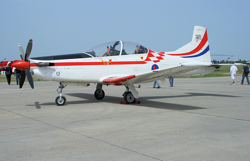 Pilatus PC-9: kroatische Kunstflugstaffel fliegt zweisitzige Schulflugzeuge mit Turboprop