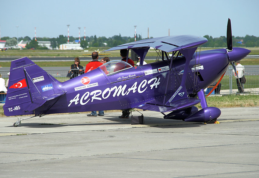 Purple Violet: Doppeldecker der Kunstflugstaffel Acromach