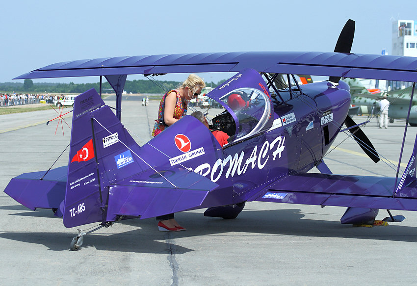 Purple Violet: Doppeldecker der Kunstflugstaffel Acromach