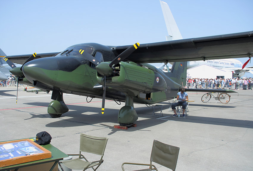 Dornier Do 28 D2: Die Stummelflügel dienten als Motorträger und nahmen das Fahrwerk auf