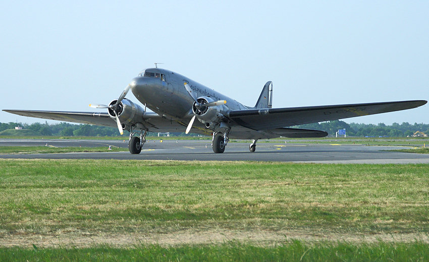 Douglas C-47 Dakota:  Der Rosinenbomber steht für Rundflüge nahe Berlins zur Verfügung