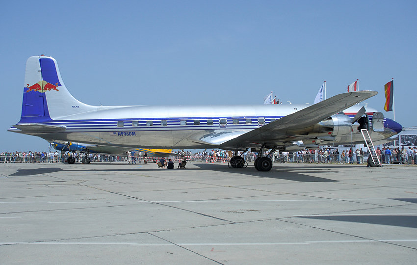 Die Douglas DC-6 ist ein 4-motoriges US-Verkehrsflugzeug, das in den Jahren 1946 bis 1959 von der Douglas Aircraft Company hergestellt wurde