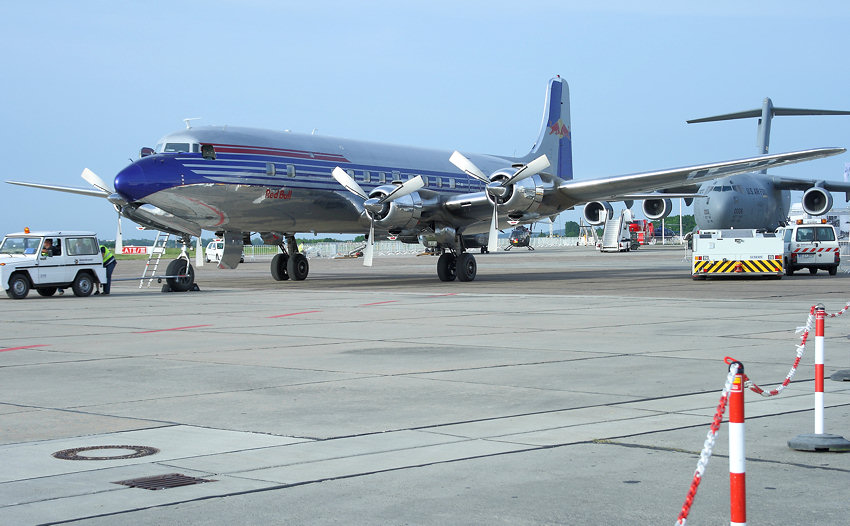 Douglas DC 6: Passagierflugzeug von Red Bull