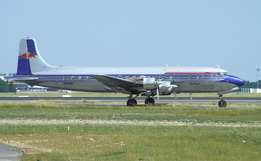 Douglas DC-6: Passagierflugzeug von Red Bull