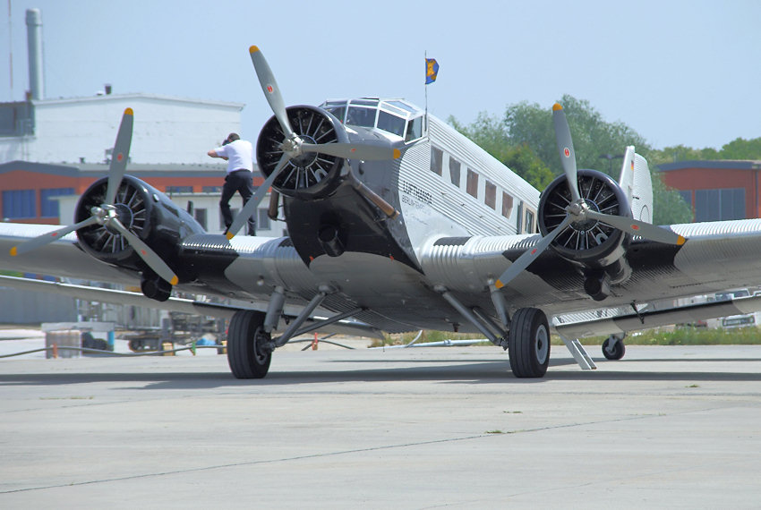 Junkers JU 52 / 3: dreimotoriges Flugzeug der  Lufthansa