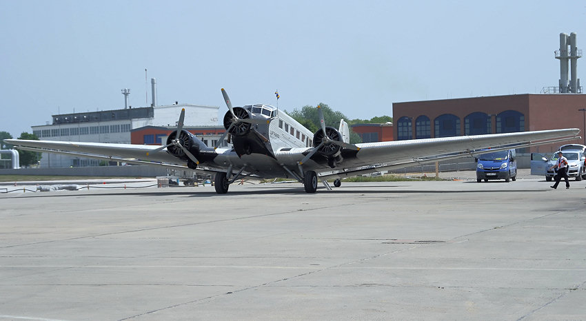 Junkers JU 52: dreimotoriges Traditionsflugzeug der  Lufthansa