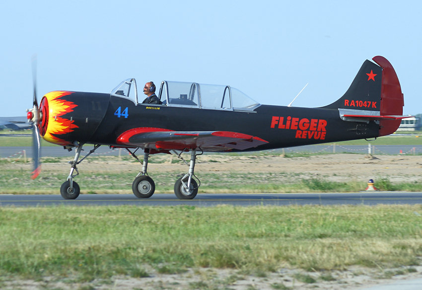 YAK 52 - Flieger Revue: ehemaliges sowjetisches Militärschulflugzeug ab 1979