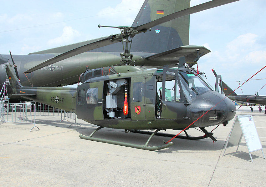 Bell UH-1 Iroquois - HUEY: Der Hubschrauber wird in der Luftwaffe für den Personen- und Materialtransport eingesetzt