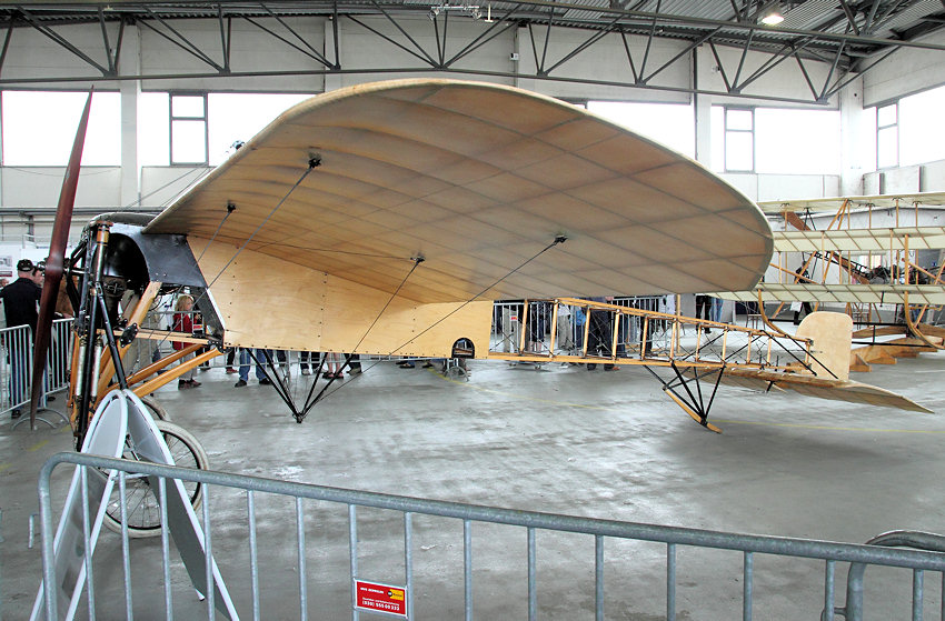 Blériot XI: einsitziges Flugzeug aus Holz des französischen Luftfahrtpioniers Louis Blériot