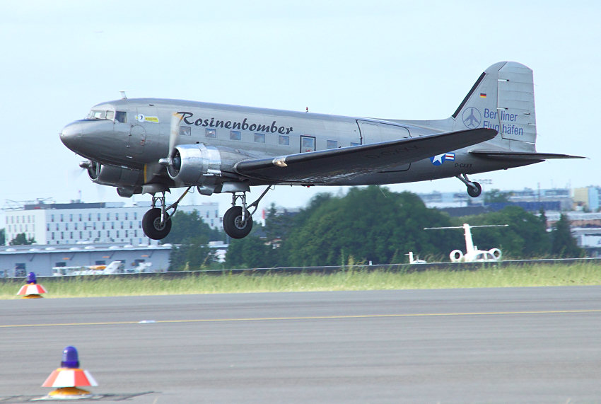Douglas DC-3: Rosinenbomber während der Berliner Luftbrücke