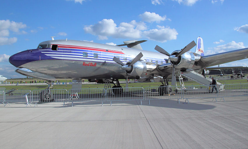 Douglas DC-6 B: Flugzeug der Flying Bulls von der Firma Red Bull