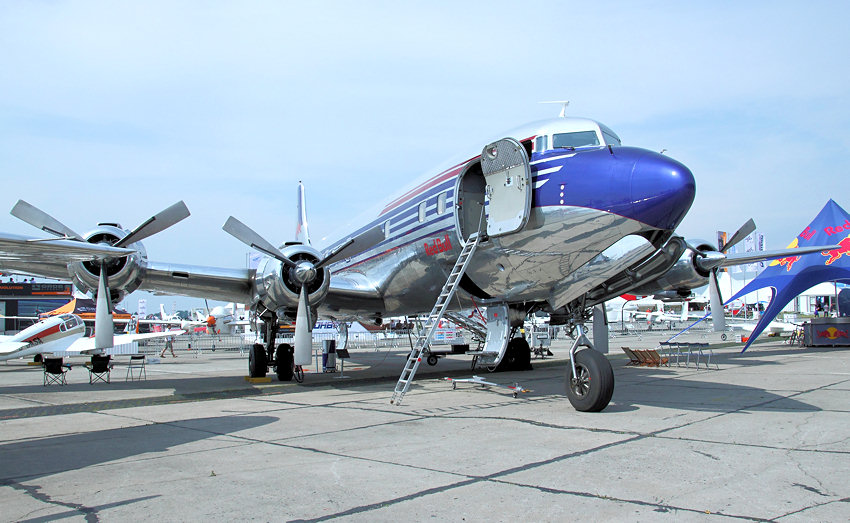 Douglas DC-6: Flugzeug der Flying Bulls von der Firma Red Bull